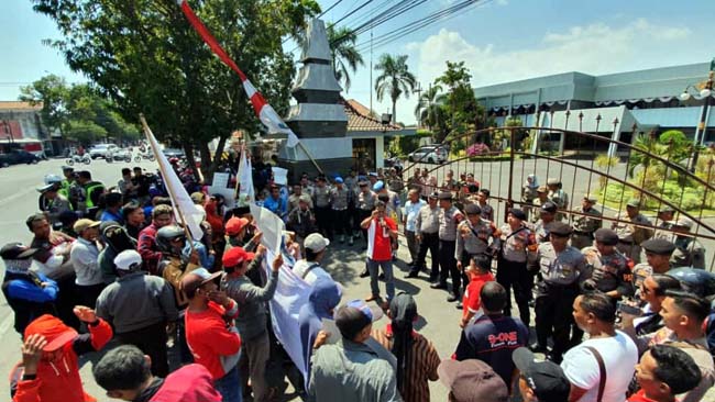 Aksi 3 LSM Unjuk Rasa Tuntut Diskualifikasi Kades Diduga Berijazah Palsu