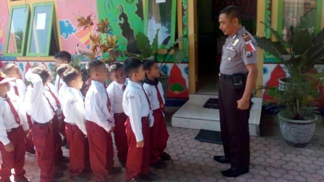 Kapolsek Panji Sapa Anak-Anak di Sekolah