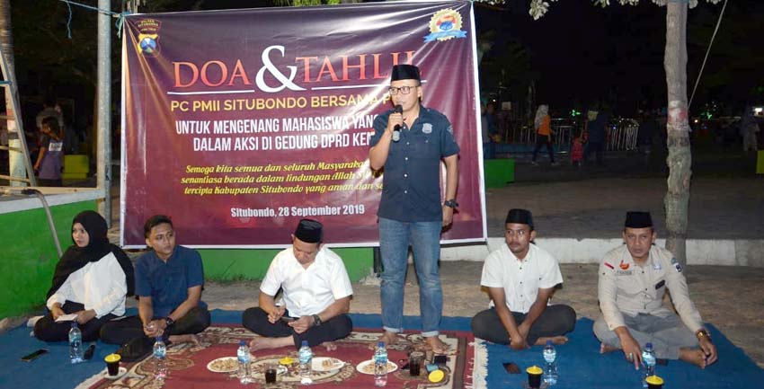 DOA BERSAMA : Situasi Tahlil dan Doa Bersama yang berlangsung di alun-alun kota Situbondo. (her)