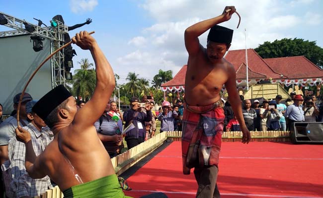 BERTARUNG: Dua peserta saat bertarung dalam mengikuti lomba Festival Ojhung Tahun 2019. (im)