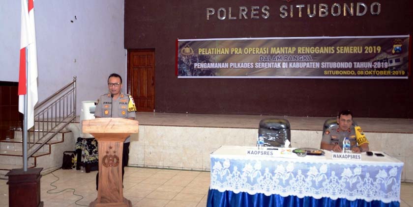 BERIKAN ARAHAN: Kapolres Situbondo Ajun Komisaris Besar Polisi Awan Hariono SH SIK MH. (imam)