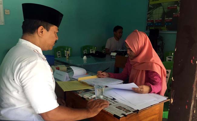 MENDAFTAR: Joko Dwi Ratno salah satu Balon Kades Paowan, Kecamatan Panarukan, Kabupaten Situbondo saat mendaftar pada panitia Pilkades Paowan Selasa (27/8) siang. (im)