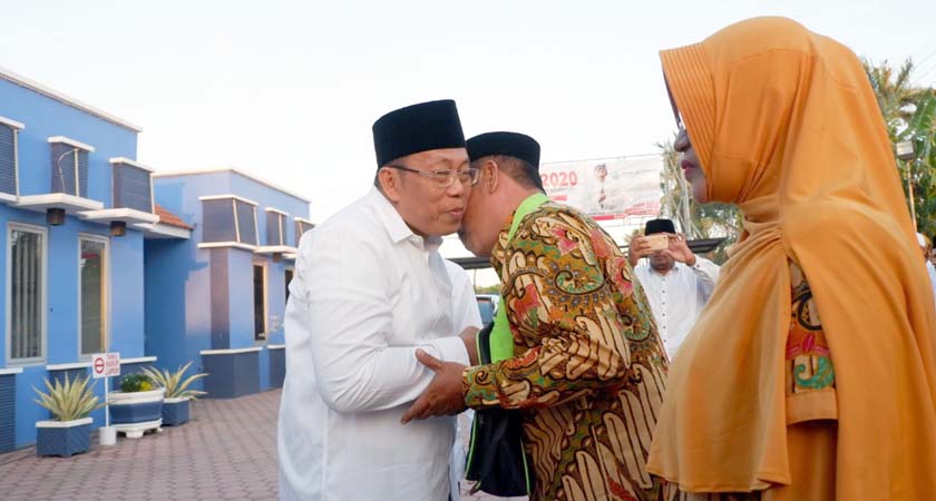 DOAKAN SITUBONDO, YA..! : Bupati H Dadang Wigiarto SH didampingi Direktur PDAM dan Sekdakab melepas karyawan yang diberangkatkan umroh, kemarin (imam)