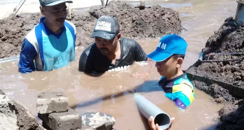 DIPERBAIKI: Petugas PDAM Tirta Baluran Situbondo sedang memperbaiki pipa saluran air yang bocor. (imam)