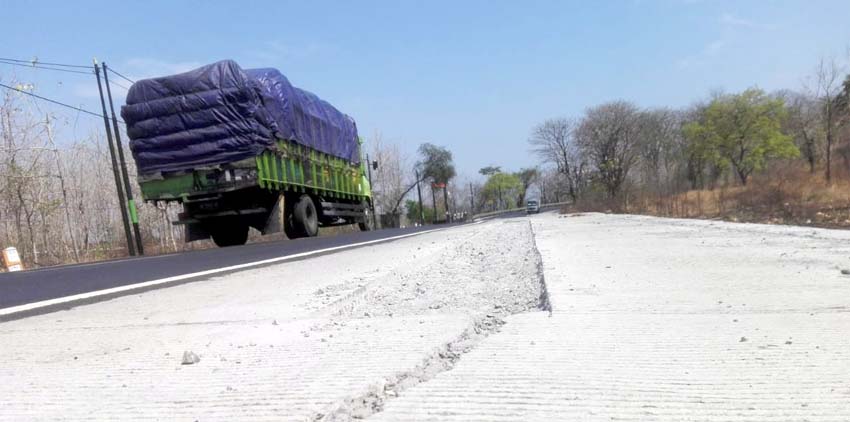 Proyek Jalan Provinsi di Jalan Pantura Baluran Situbondo Memprihatinkan