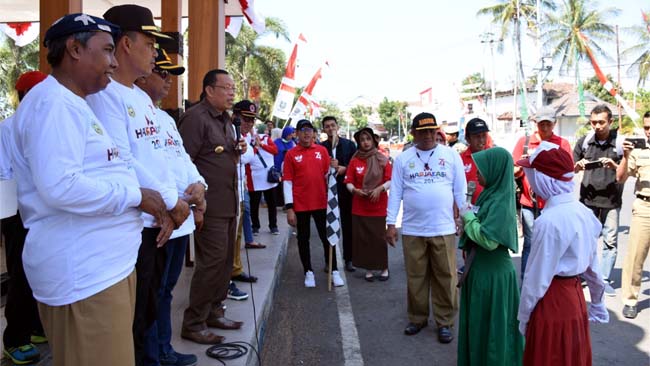 TES KEMAMPUAN: Bupati H Dadang Wigiarto SH memberikan pertanyaan kepada peserta lomba gerak jalan. (im)