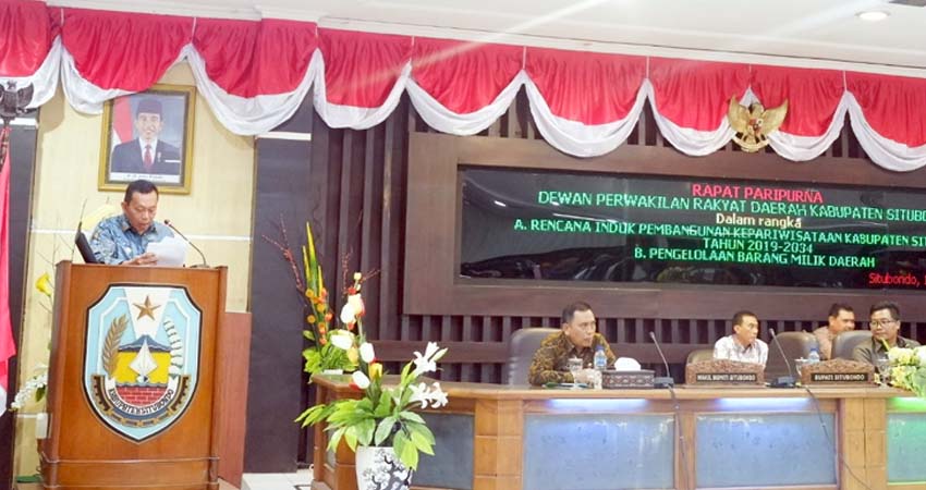 PENJELASAN EKSEKUTIF: Bupati H Dadang Wigiarto SH membacakan jawaban atas pandangan umum fraksi-fraksi. DPRD mengesahkan perda APBD 2020. (imam)