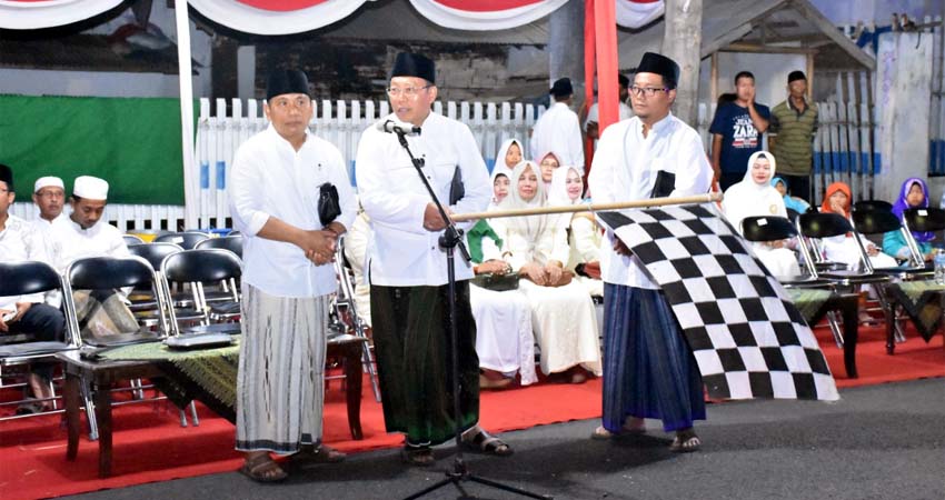 Bupati H Dadang Wigiarto SH didampingi Wabup dan Ketua DPRD Situbondo saat melepas Peserta Kirab Ancak Agung 2019. (imam)