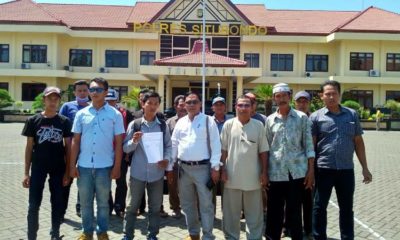 Belasan warga Desa Trebungan, Kecamatan Mangaran, Kabupaten Situbondo saat melapor kasus Pungli Program PRONA ke Mapolres Situbondo. (im)