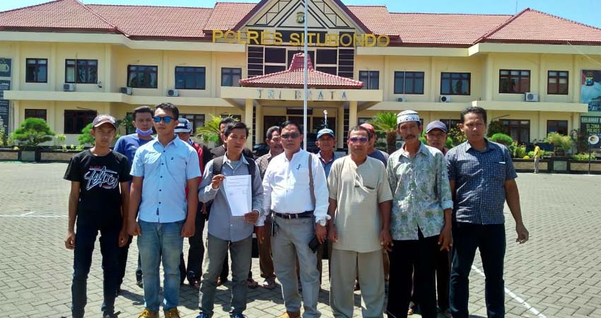 Belasan warga Desa Trebungan, Kecamatan Mangaran, Kabupaten Situbondo saat melapor kasus Pungli Program PRONA ke Mapolres Situbondo. (im)