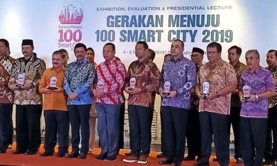 Bupati Situbondo H Dadang Wigiarto SH menerima penghargaan Smart City langsung dari Menteri Kominfo Republik Indonesia (RI). (im)