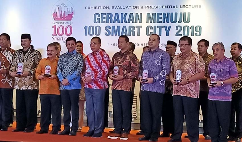 Bupati Situbondo H Dadang Wigiarto SH menerima penghargaan Smart City langsung dari Menteri Kominfo Republik Indonesia (RI). (im)