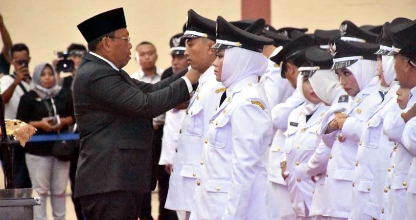 AMANAH DI PUNDAK: Bupati menyematkan tanda jabatan kepada perwakilan kades terpilih usai pelantikan. (imam)