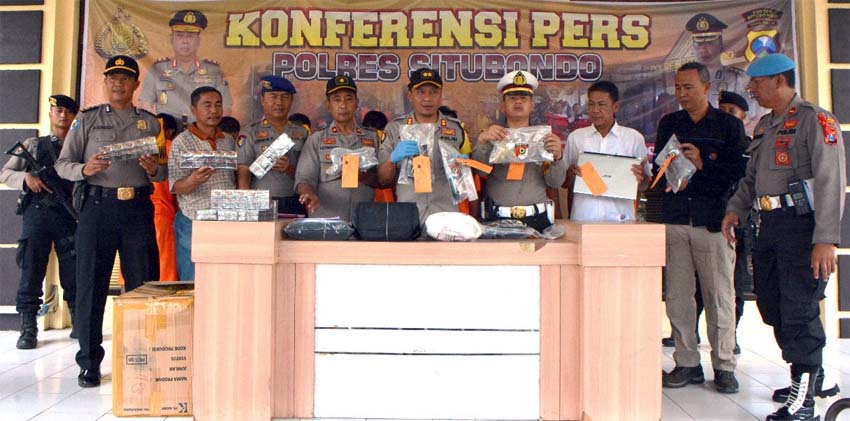 TUNJUKKAN BARANG BUKTI: Kapolres Situbondo AKBP Awan Hariono SH SIK MH saat Konferensi Pers. (imam)