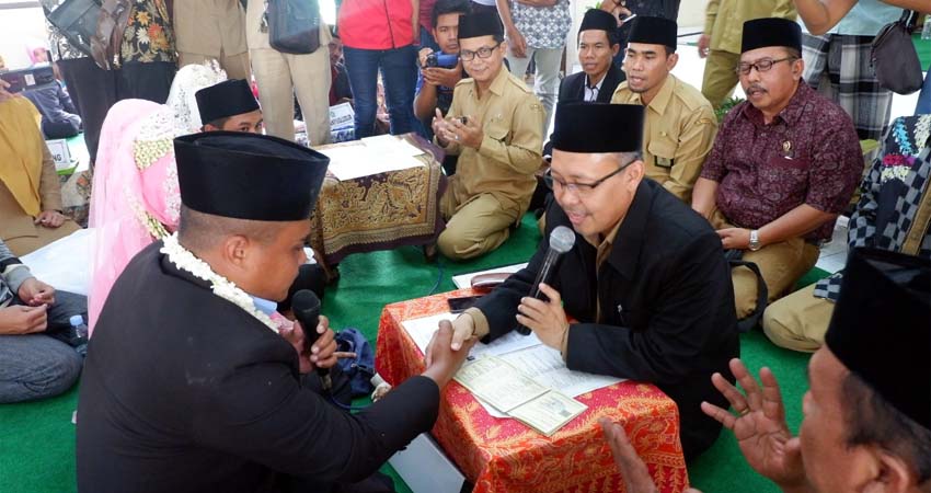 SAH!: Pasangan suami istri yang ikut nikah massal mengucapkan akad ijab-qabul. (imam)