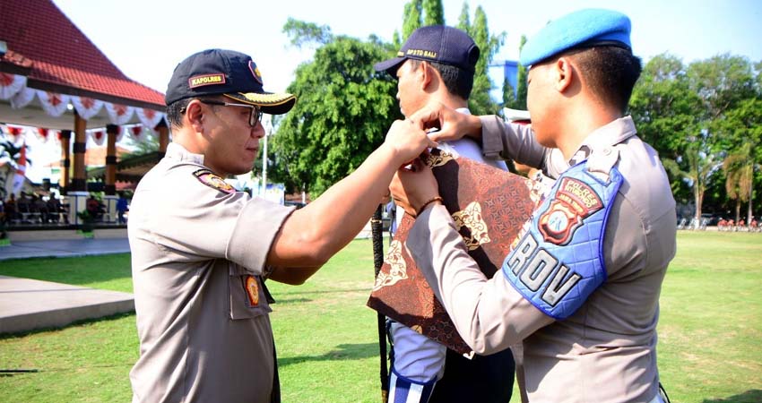 SEMATKAN PITA: Kapolres secara simbolis memasangkan pita kepada perwakilan personil Polri, TNI dan Dishub sebagai tanda diberlakukannya Operasin Lilin Semeru 2019. (imam)