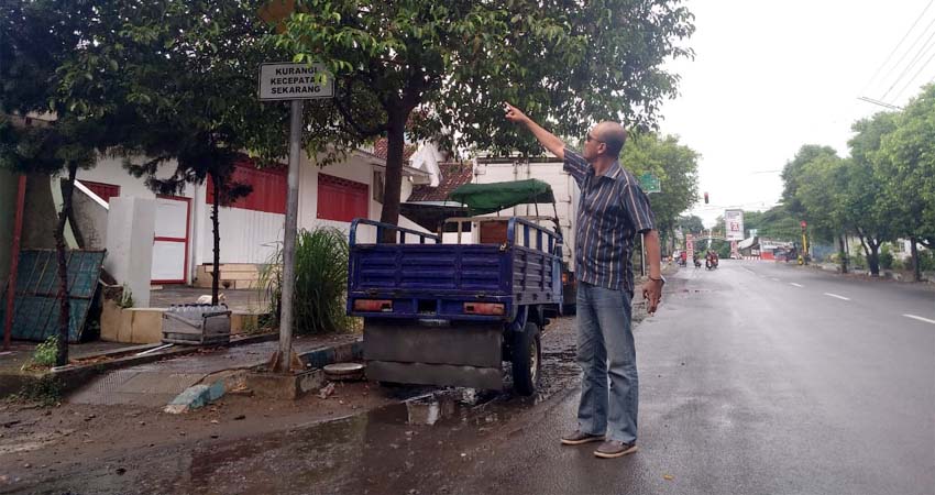 Teks foto - PERLU DIPANGKAS: Salah satu rambu-rambu lalu lintas di Jalan Cempaka II, Krajan Barat, Desa Sumberkolak, Kecamatan Panarukan, Kabupaten Situbondo, Jawa Timur 68351, tertutup dedaunan. (im)