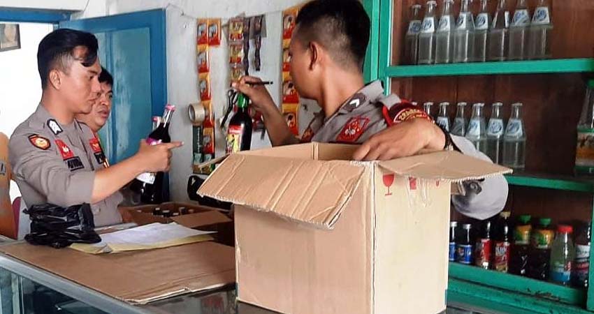 Patroli Sabhara Polres Situbondo Amankan 14 Botol Miras Saat Razia di Jalan Pemuda