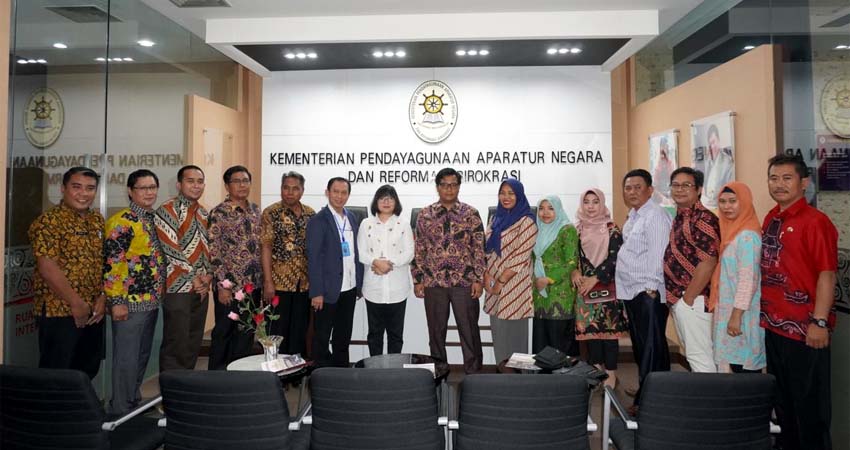 KUNKER: Ketua DPRD, Edy Wahyudi (tengah), bersama anggota Komisi I dan BKPSDM Situbondo, berkunjung ke Kemenpan RB. (im)