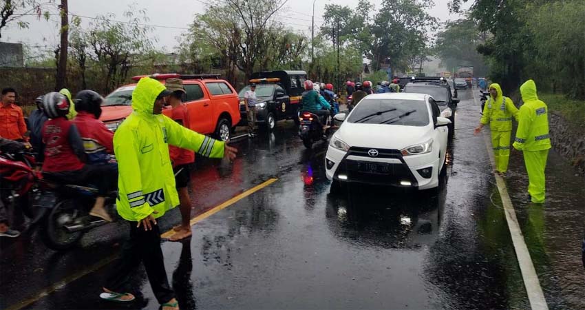 TANGGAP BENCANA: Petugas saat mengevakuasi pohon tumbang. (imam)