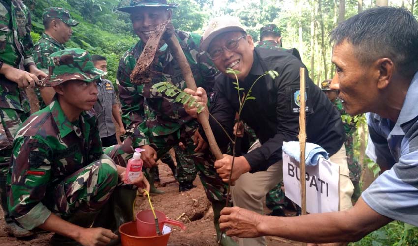 TANAM POHON: Bupati Situbondo H Dadang Wigiarto SH saat meninjau Program TMMD ke 107. (im)