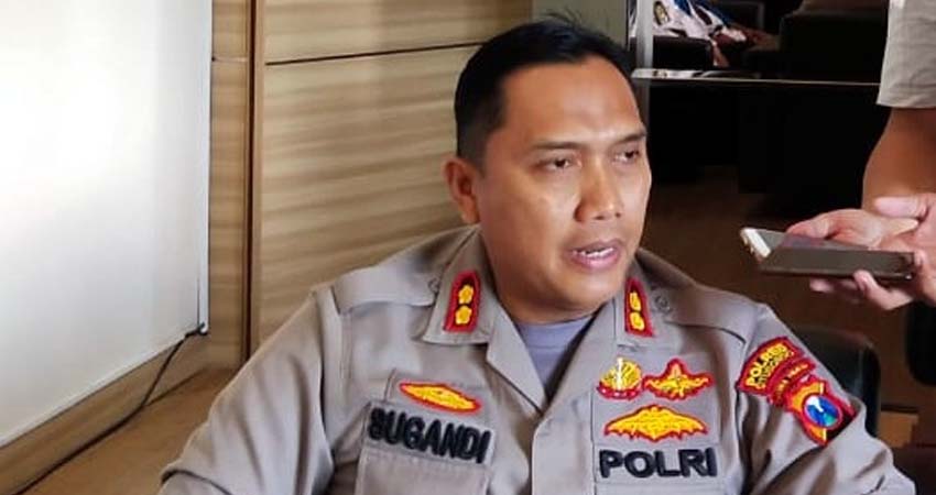 Kapolres Situbondo AKBP Sugandi SIK M Hum saat diwawancarai awak media di ruang kerjanya terkait penyebaran hoax di media sosial. (Heru)