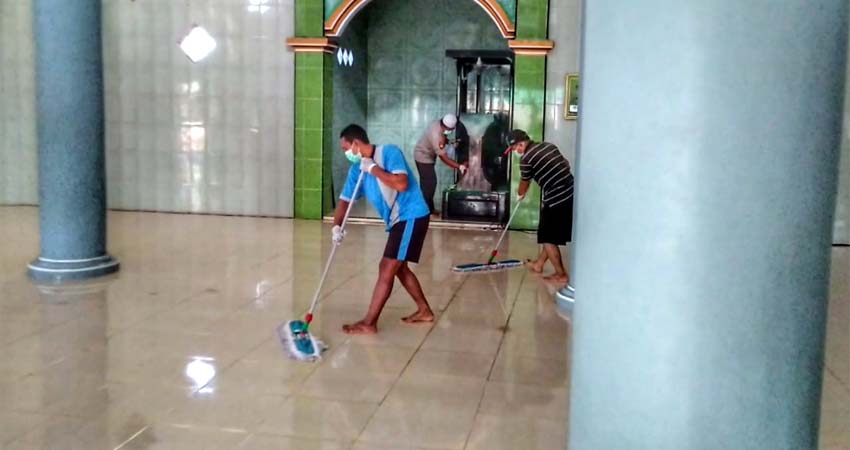 Sabhara Polres Situbondo Kerja Bakti Bersihkan Masjid dan Semprot Disinfektan untuk Cegah Corona