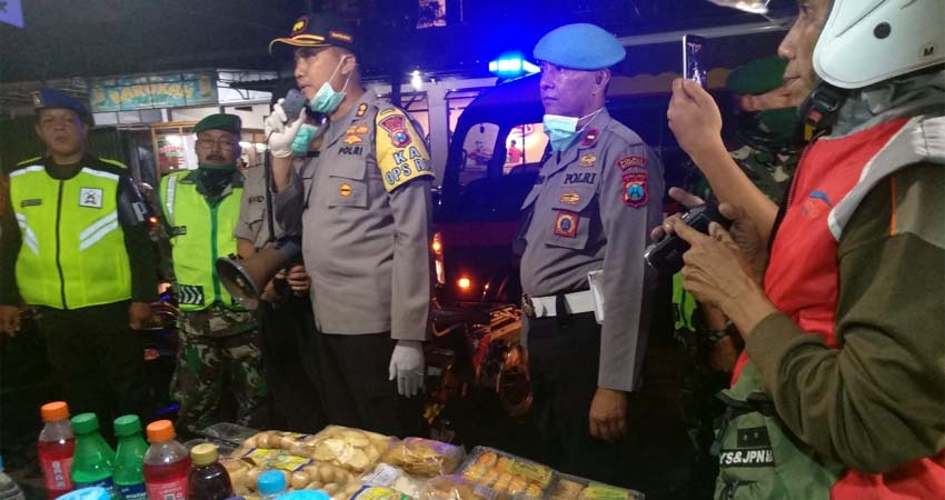 Situbondo Covid-19 Kapolres Patroli Keliling, Minta Warga yang Berkumpul Pulang ke Rumah Masing-masing