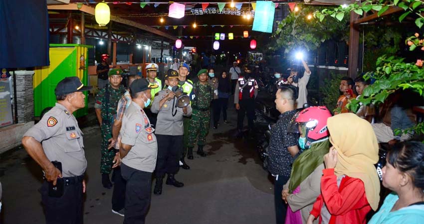 Situbondo Covid-19 Polres dan Tim Gabungan Patroli Keliling Bubarkan Kerumunan Warga