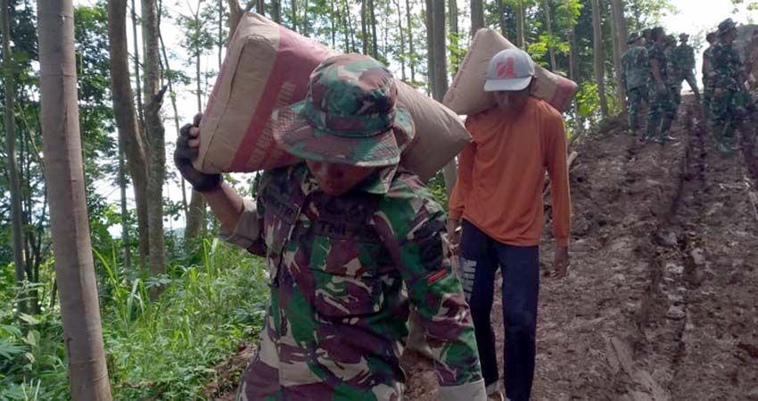 Jaga Kebugaran, Satgas TMMD Diwajibkan Panggul Semen ke Sasaran Fisik