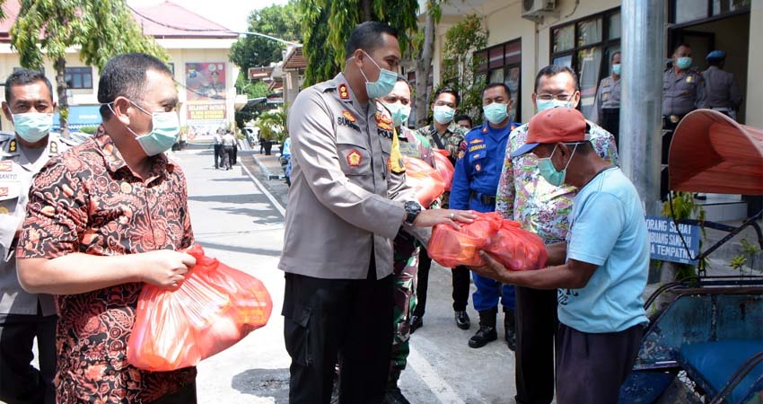 Kapolres bersama Dandim 0823 dan Bupati Situbondo Berikan Bantuan Sembako dan Masker kepada Tukang Becak