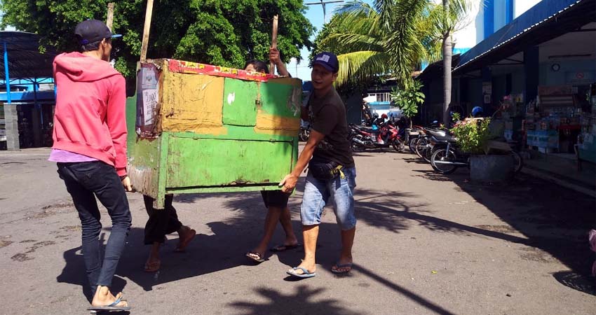 PINDAH LAPAK : Beberapa pedagang tampak memindahkan lapak dagangannya. (im)