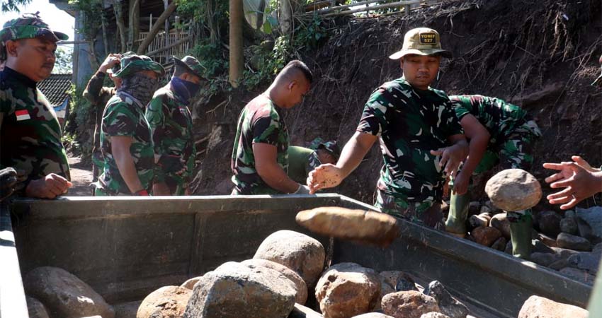 Strategi Satgas TMMD Datangkan Material, Berperang Dengan Cuaca