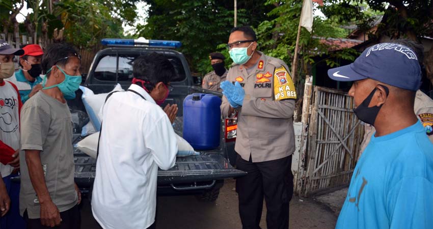 BERI BANTUAN: Kapolres Situbondo AKBP Sugandi SIK M Hum. (im)