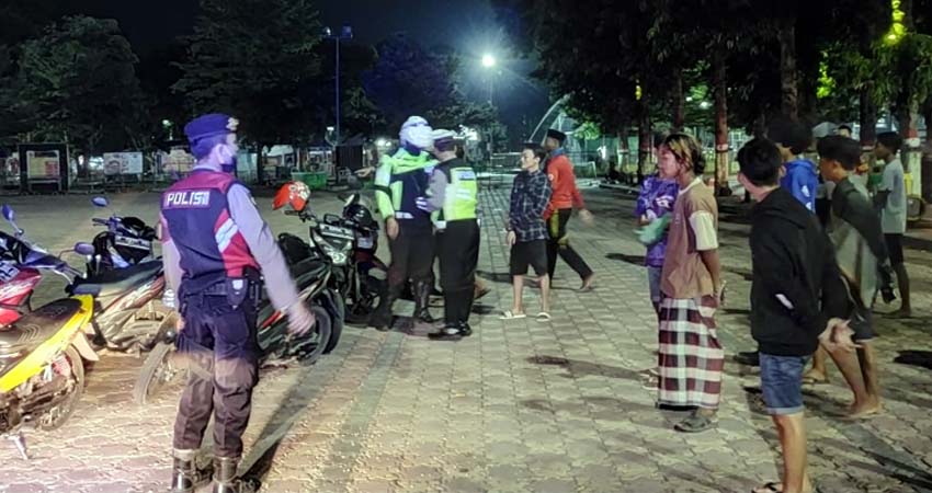 Nongkrong Hingga Larut Malam Tanpa Masker, 22 Remaja Dibina Polres Situbondo