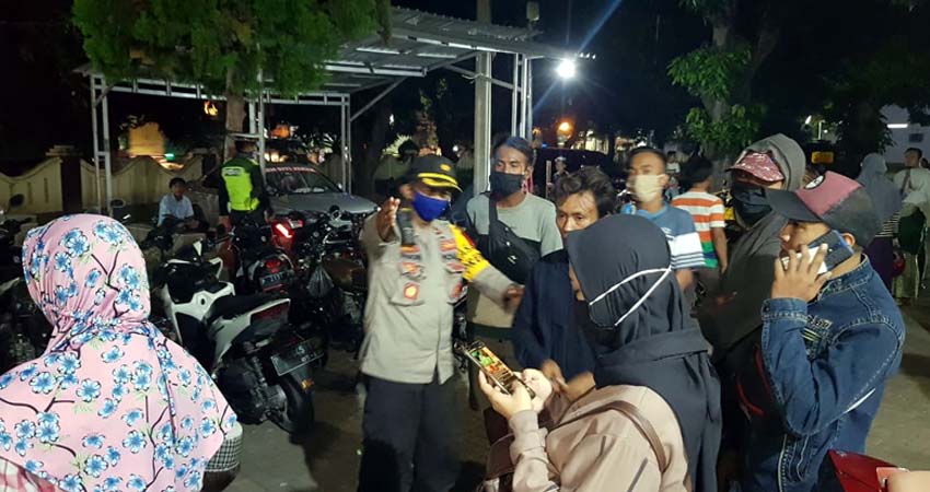 Kasat Lantas Polres Situbondo AKP Indah Citra Fitriyani SIK bersama Kasat Binmas AKP H Sugiono SH saat pimpin razia kendaraan di alun-alun Besuki. (im)