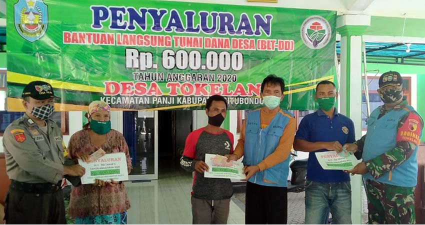 Kepala Desa Tokelan, Kecamatan Panji, Misuri secara simbolis memberikan amplop yang berisi uang tunai sebesar Rp 600 ribu dari dana desa (DD) tahun anggaran 2020. (her)