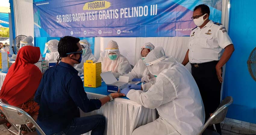 Suasana Rapid Test Gratis di halaman Kantor Kesyahbandaran Otoritas Pelabuhan (KSOP) Kelas IV Panarukan (her/im)