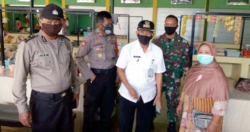 Camat Panarukan H Marjulis M Si bersama forkopimka saat turun langsung ke pasar tradisional Wringin Anom Panarukan. (her)