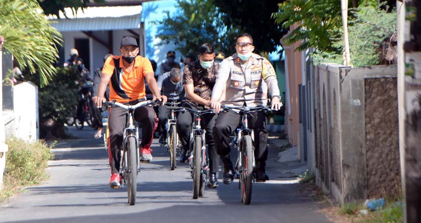 BERSEPEDA ONTHEL: Kapolres Situbondo AKBP Sugandi SIK M Hum bersama Pejabat Utama. (im)