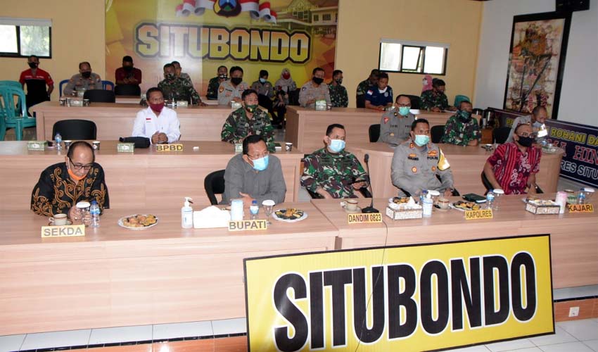 Kegiatan vidcon arahan Panglima TNI, Kapolri dan Gubernur Jatim di Mapolres Situbondo dihadiri oleh Bupati Situbondo H Dadang Wigiarto SH, Sekdakab Drs H Syaifullah MM selaku Ketua Gugus Tugas, Dandim 0823/Situbondo Letkol Inf Akhmad Juni Toa SE MI Pol, Kajari Situbondo Nur Slamet SH MH , Dinkes, BPBD dan Pejabat Utama Polres, Kodim dan Pemkab serta Instansi terkait. (im)