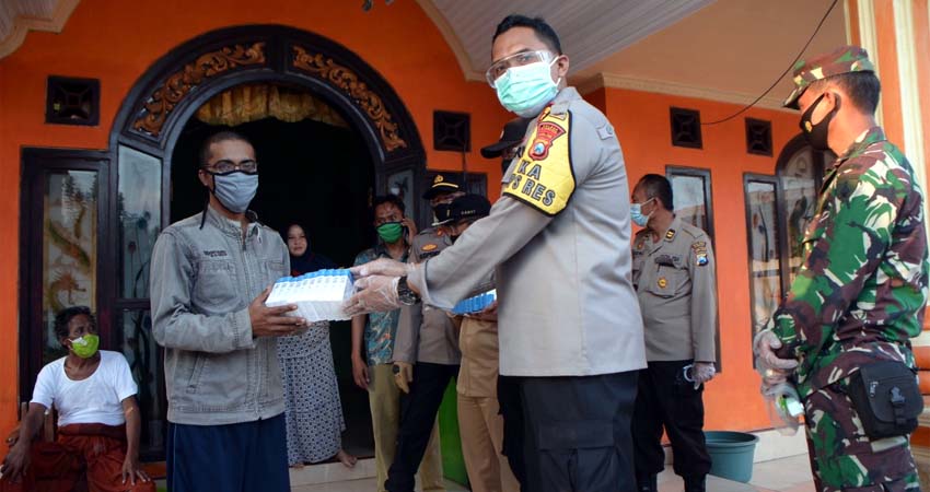 Kapolres bersama Dandim Situbondo Patroli, Serahkan Bantuan ke Warga Isolasi Mandiri di Panarukan