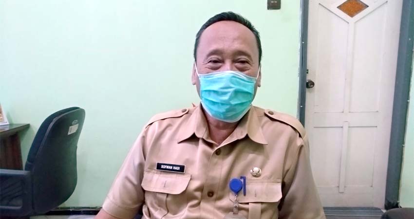 Kepala Dispendukcapil Kabupaten Situbondo, Drs H Sofwan Hadi M Si saat dikonfirmasi wartawan Memontum.com di kantornya. (im)