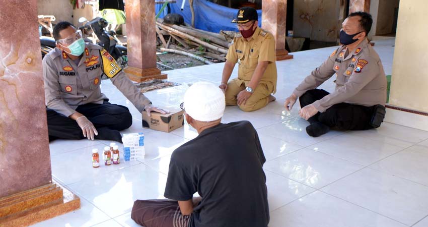 Pantau Warga Isolasi Mandiri di Kecamatan Jangkar, Kapolres Situbondo Beri Bantuan Ekstrak Buah dan Obat-Obatan