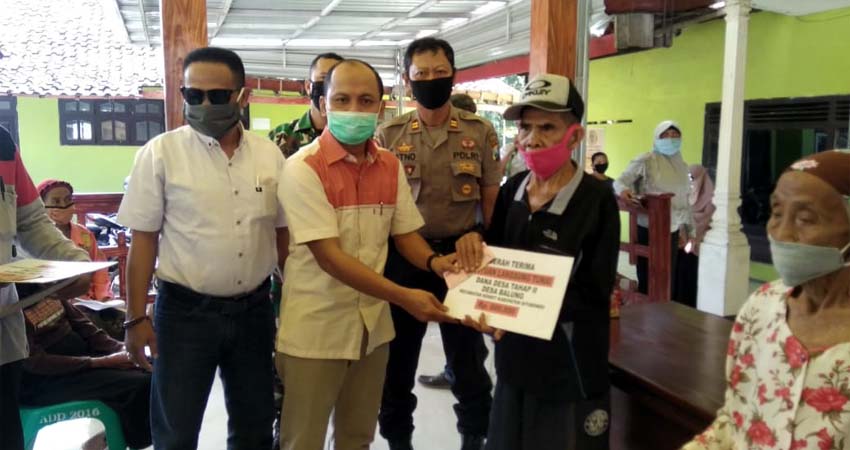 Sawari selaku Kepala Desa Balung yang didampingi oleh Camat Kendit dan Kapolsek Kendit serta Babinsa Desa Balung juga pendamping desa menyerahkan BLT - DD tahap II secara simbolis. (her)