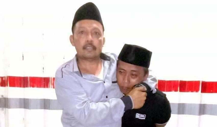 Pelaku saat ditangkap H Zainal Arifin. (im)