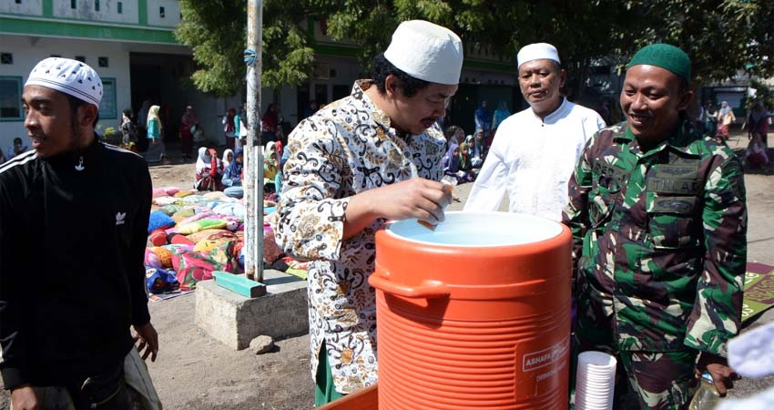 KHR Mohammad Kholil As'ad Syamsul Arifin Pengasuh Pondok Pesantren Walisongo Kelurahan Mimbaan, Kecamatan Panji, Kabupaten Situbondo, Jawa Timur. (her)