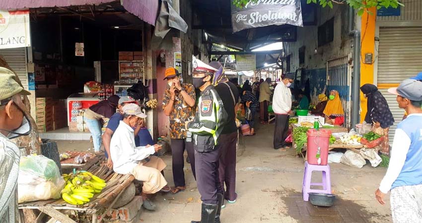 Anggota Polres Situbondo Patroli Keliling Edukasi Masyarakat Disiplin Protokol New Normal