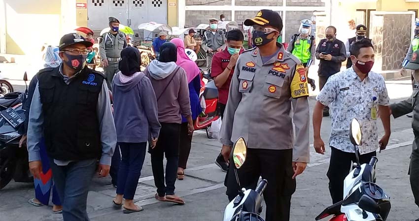 Bupati Situbondo, Forkopimda dan Tim GTPP Situbondo Tinjau Pasar Tradisional