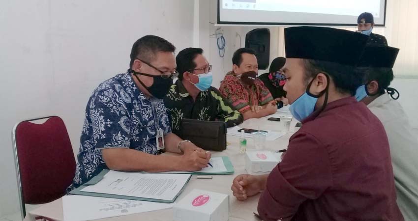 Aktivis Forum Pemerhati Pendidikan dan Ekonomi Masyarakat (FP2EM) Kabupaten Situbondo saat menggelar audiensi bersama pemangku Dinas Pendidikan dan Kebudayaan Kabupaten Situbondo, Jawa Timur. (her/im)